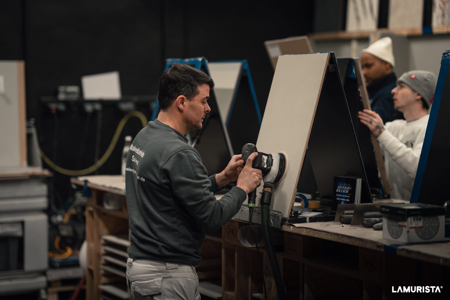 Teilnehmer schleift seine Musterplatte im HardRock Workshop