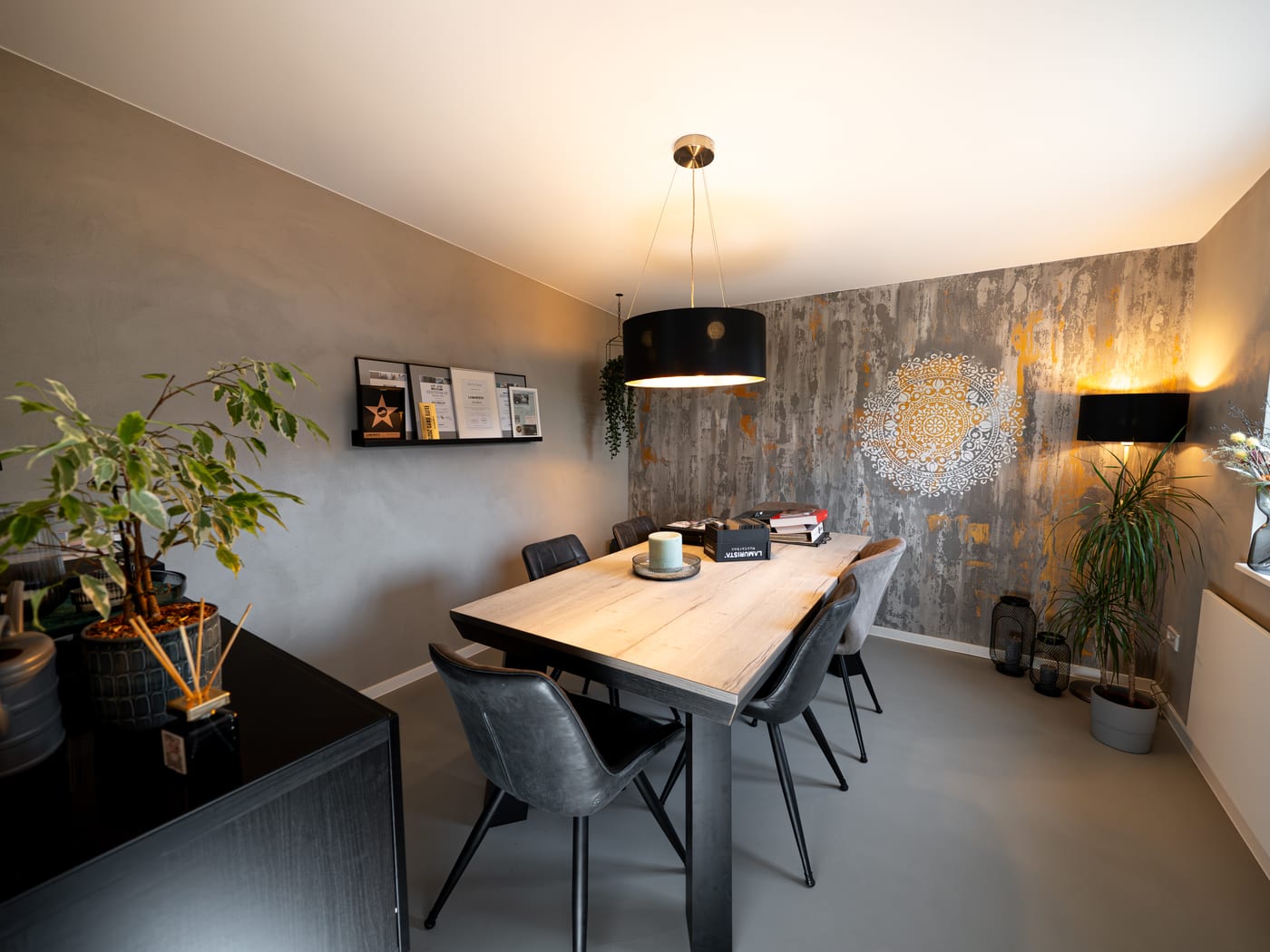 Essbereich mit Steinoptik an der Wand
