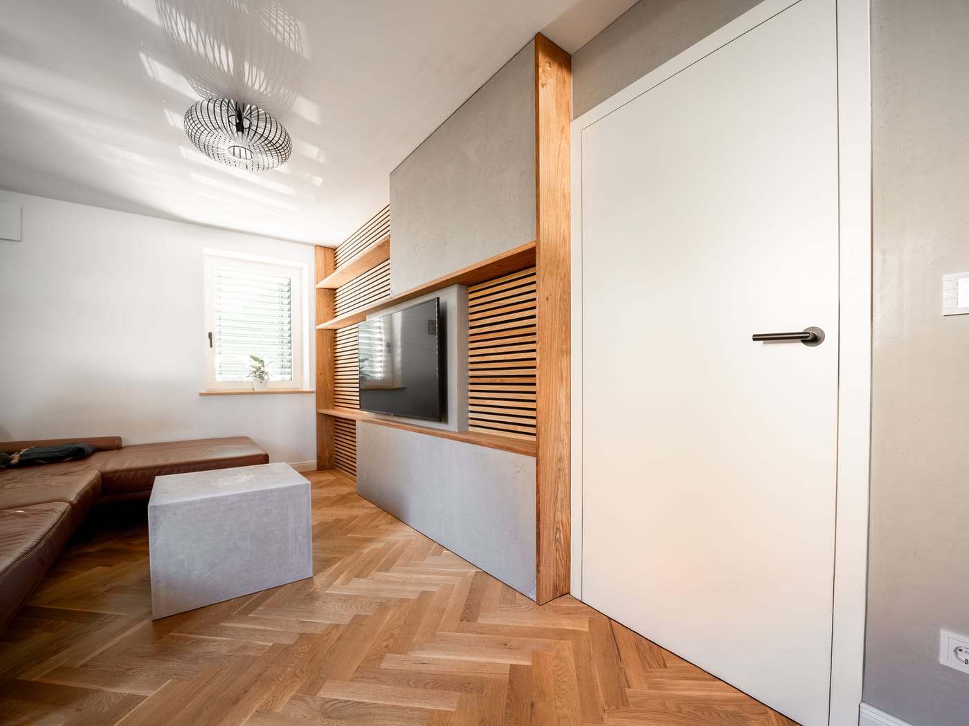 Wohnraum mit heller Wandgestaltung