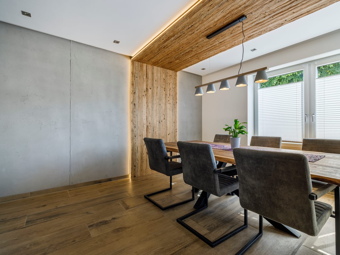 Essbereich mit gestalteter Wand und Holzdecke