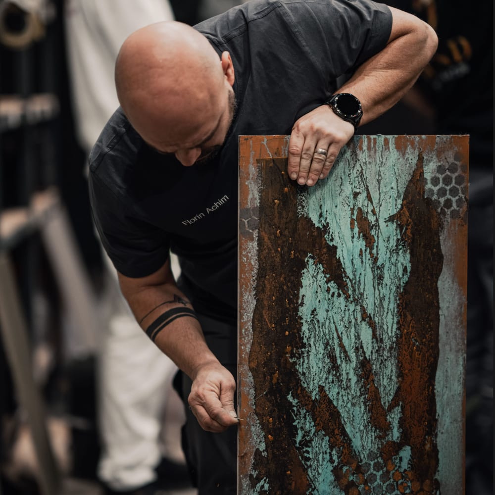 Teilnehmer gestaltet eine Musterplatte im LamuristART Workshop