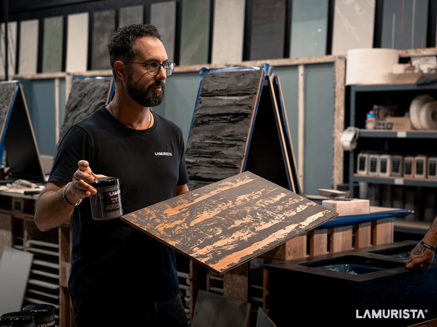 Workshopleiter zeigt eine fertig gestaltete Platte
