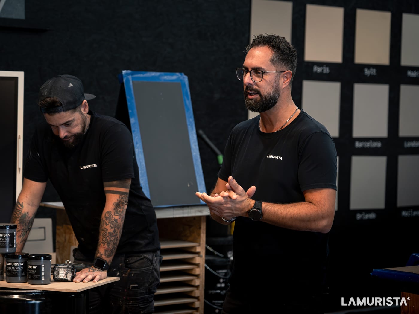 Zwei Workshopleiter an der Musterwand