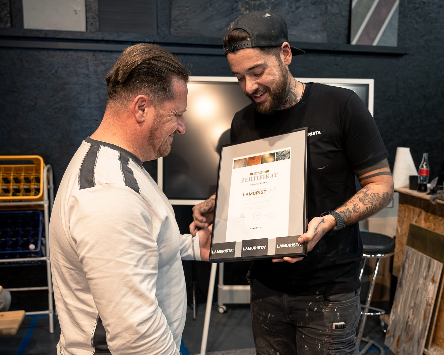 Übergabe des Zertifikats im Workshopraum