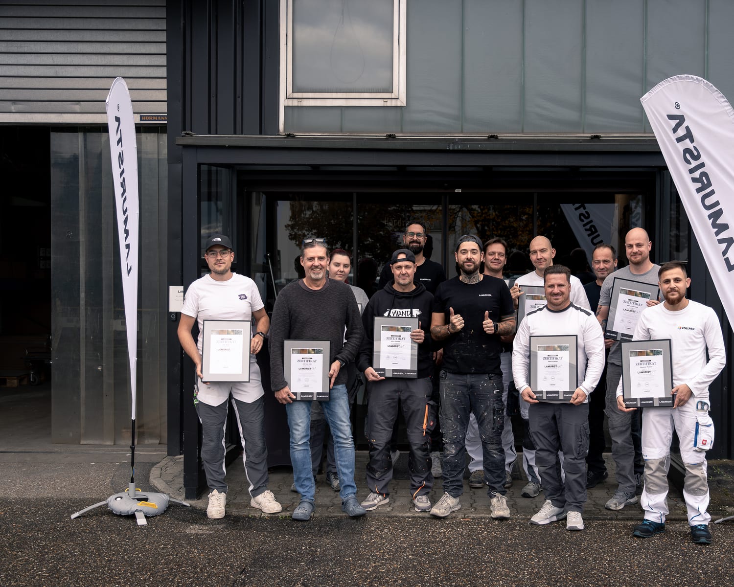 Gruppenbild der Teilnehmer mit ihren Zertifikaten